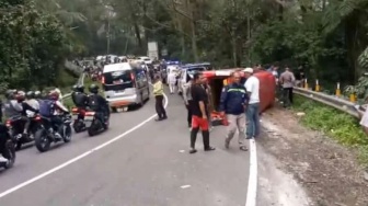 Mobil Wisatawan Asal Tuban Terguling di Jalur Sarangan, Bocah 8 Tahun Terluka Berat