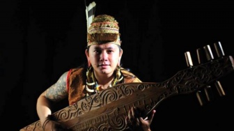 Uyao Moris, Maestro Sape dari Kalimantan yang Mendunia