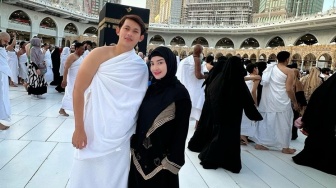 10 Potret Irma Darmawangsa Umrah bareng Irfan Sebaztian, Sukses Bikin Camer Senang