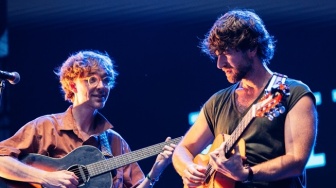 Manggung Perdana di Bali, Kings Of Convenience Lantunkan 'Bersandar' dan Berterima Kasih Pada Band Indonesia