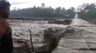 Banjir Lahar Dingin, Warga Lereng Gunung Semeru Mengungsi ke Tempat Aman