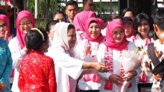 Momen Iriana Jokowi Bersama Jajaran Istri Menteri Berkunjung ke Alun-Alun Cirimekar