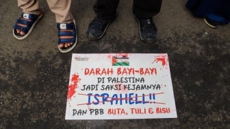 Salah satu poster berisi tuntutan saat Aksi Bela Palestina di depan Kedutaan Besar Mesir, Jakarta, Senin (4/3/2024). [Suara.com/Alfian Winanto]
