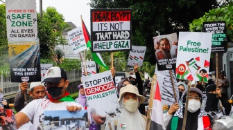 Massa mengangkat poster berisi tuntutan saat menggelar Aksi Bela Palestina di depan Kedutaan Besar Mesir, Jakarta, Senin (4/3/2024). [Suara.com/Alfian Winanto]
