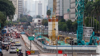 Suasana di area proyek pembangunan MRT Fase 2A di Jalan MH Thamrin, Jakarta, Senin (4/3/2024). [Suara.com/Alfian Winanto]