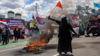 Massa yang tergabung dalan Koalisi Nasional Penyelamat Demokrasi dan Barisan Pelopor saat menggelar aksi demo di depan gedung DPR RI, Jakarta, Selasa (5/3/2024). [Suara.com/Alfian Winanto]