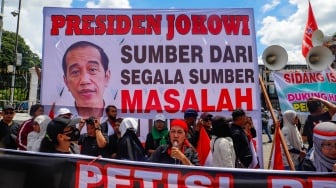 Massa yang tergabung dalan Koalisi Nasional Penyelamat Demokrasi dan Barisan Pelopor saat menggelar aksi demo di depan gedung DPR RI, Jakarta, Selasa (5/3/2024). [Suara.com/Alfian Winanto]