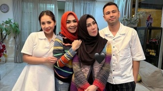 Besan-Besan Branded, Adu Mahal Tas Rieta Amilia dan Amy Qanita saat Liburan di Jepang