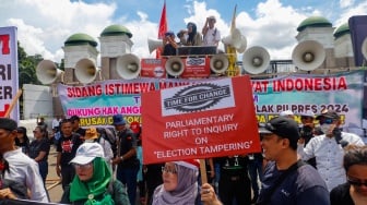 Massa yang tergabung dalan Koalisi Nasional Penyelamat Demokrasi dan Barisan Pelopor saat menggelar aksi demo di depan gedung DPR RI, Jakarta, Selasa (5/3/2024). [Suara.com/Alfian Winanto]