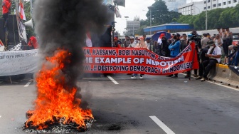 Massa yang tergabung dalan Koalisi Nasional Penyelamat Demokrasi dan Barisan Pelopor saat menggelar aksi demo di depan gedung DPR RI, Jakarta, Selasa (5/3/2024). [Suara.com/Alfian Winanto]