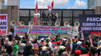 Massa yang tergabung dalan Koalisi Nasional Penyelamat Demokrasi dan Barisan Pelopor saat menggelar aksi demo di depan gedung DPR RI, Jakarta, Selasa (5/3/2024). [Suara.com/Alfian Winanto]