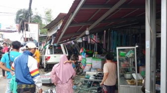 Angkot Oleng di Jalanan, Tabrak Gerobak Gorengan Hingga Nyusruk di Ciputat