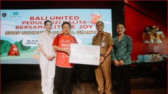 Bali United Salurkan Belasan Ribu Makanan Kemasan Anti Stunting di Gianyar