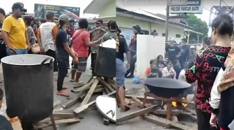 Viral Emak-emak Demo Hingga Masak di Depan Polsek Pancur Batu, Jalur Medan-Berastagi Lumpuh