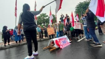 Langka! Dua Massa Pro dan Kontra Hasil Pemilu 'Bertemu' di Depan Gedung Grahadi