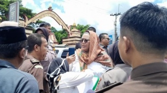 Tolak Eksekusi, Silvi Shovawi Ngamuk di Jalan Depan PN Serang