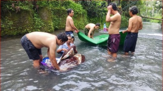 Ramadan Segera Tiba, Masyarakat di Lombok Mulai Cuci Karpet di Sungai