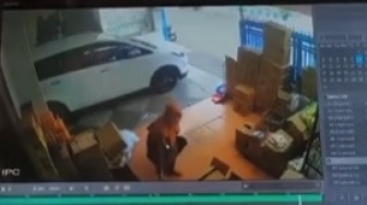 Viral! Emak-emak di Malang Kepergok Curi Beras, Aksinya Terekam CCTV