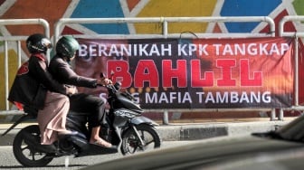 Spanduk menuntut penangkapan Menteri Investasi dan Kepala BKPM Bahlil Lahadalia terpajang di sejumlah jalan di Jakarta, Rabu (6/3/2024). Dalam spanduk-spanduk itu berisi tuntutan agar KPK mengusut dugaan Mafia Tambang dan menangkap Menteri Bahlil Lahadalia.

Seperti diketahui, Menteri Investasi / Kepala BKPM Bahlil Lahadalia sedang jadi sorotan gara-gara isu permainan izin tambang.

Semenjak beredarnya isu tersebut banyak bertebaran spanduk dalam mengusut dan mengungkap kebenaran adanya dugaan mafia tambang di lingkungan BKPM.

Terkait dengan hal itu, pemerintah juga diminta agar segera mencabut izin tambang yang telah melakukan penyuapan oknum dengan uang hingga saham sebagai imbalannya. [Suara.com/Alfian Winanto]