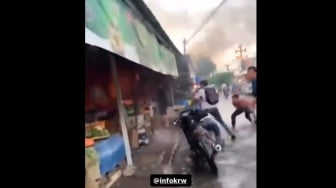 Lagi Ramai Tawuran Pelajar, Siswa-siswa Ini justru Pakai Cara Unik Selamatkan Kios Sayur yang Terbakar