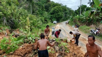 Tanah Longsor Tutup Akses Jalan Nasional di Bunut Hulu Kalbar