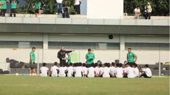 Terkait Cedera Shayne Pattynama, Nova Arianto Tegaskan Timnas Tak akan Gegabah Ambil Tindakan