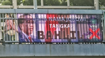 Spanduk menuntut penangkapan Menteri Investasi dan Kepala BKPM Bahlil Lahadalia terpajang di sejumlah jalan di Jakarta, Rabu (6/3/2024). Dalam spanduk-spanduk itu berisi tuntutan agar KPK mengusut dugaan Mafia Tambang dan menangkap Menteri Bahlil Lahadalia.

Seperti diketahui, Menteri Investasi / Kepala BKPM Bahlil Lahadalia sedang jadi sorotan gara-gara isu permainan izin tambang.

Semenjak beredarnya isu tersebut banyak bertebaran spanduk dalam mengusut dan mengungkap kebenaran adanya dugaan mafia tambang di lingkungan BKPM.

Terkait dengan hal itu, pemerintah juga diminta agar segera mencabut izin tambang yang telah melakukan penyuapan oknum dengan uang hingga saham sebagai imbalannya. [Suara.com/Alfian Winanto]