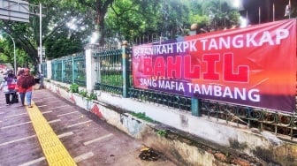 Spanduk menuntut penangkapan Menteri Investasi dan Kepala BKPM Bahlil Lahadalia terpajang di sejumlah jalan di Jakarta, Rabu (6/3/2024). Dalam spanduk-spanduk itu berisi tuntutan agar KPK mengusut dugaan Mafia Tambang dan menangkap Menteri Bahlil Lahadalia.

Seperti diketahui, Menteri Investasi / Kepala BKPM Bahlil Lahadalia sedang jadi sorotan gara-gara isu permainan izin tambang.

Semenjak beredarnya isu tersebut banyak bertebaran spanduk dalam mengusut dan mengungkap kebenaran adanya dugaan mafia tambang di lingkungan BKPM.

Terkait dengan hal itu, pemerintah juga diminta agar segera mencabut izin tambang yang telah melakukan penyuapan oknum dengan uang hingga saham sebagai imbalannya. [Suara.com/Alfian Winanto]