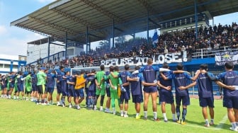 Jelang Lawan Persija, Ratusan Bobotoh Geruduk Tempat Latihan Persib: Wajib 3 Poin!