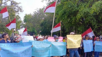 Emak-emak Demo Polrestabes Medan, Desak Tutup Galian C Ilegal dan Bebaskan Ketua OKP Pancur Batu