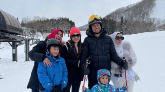 Perbandingan Sepatu Boots Nagita Slavina dan Rieta Amilia di Tempat Ski Jepang, Harganya Terpaut Jauh