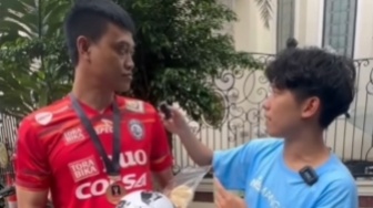 Mantan Kiper Timnas Indonesia Jual Medali Demi Pengobatan Mata, Youtuber Ini Bantu Borong Dagangannya