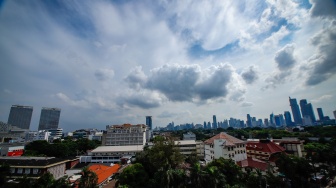 Suasana gedung bertingkat perkantoran di Jakarta, Kamis (7-3-2024). [Suara.com/Alfian Winanto]