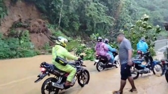 Jalan Padang-Solok Putus Total Malam Ini, Sitinjau Lauik Diterjang Longsor hingga Pohon Tumbang