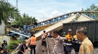 BREAKING NEWS: Jembatan Flyover Ambruk Timpa Kereta Api, 1 Warga Makassar Meninggal Dunia