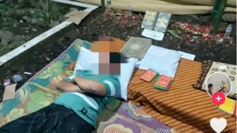 Bikin Mewek, Seorang Pria Nekat Tidur di Makam Istrinya, Ternyata Ini Alasannya