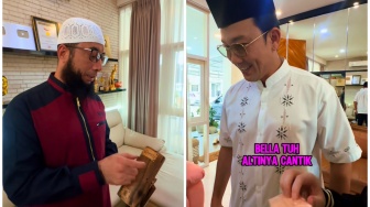 Adab Ustaz Khalid Basalamah saat Bertamu ke Rumah Denny Sumargo Jadi Sorotan, Kenapa?