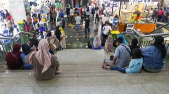 Pengunjung memilih pakaian di Pasar Tanah Abang, Jakarta, Kamis (7/3/2024). [Suara.com/Alfian Winanto]
