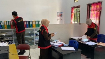 Penyidik Kejaksaan Geledah Rumah Sekaligus Kantor Kepala Desa di Morowali