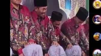 Acara Sungkeman yang Harusnya Berakhir Haru Justru Buyar Gegara Ulah Dua Bapak Ini, Mana Ketawanya Nular Lagi