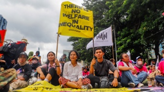 Buruh Perempuan saat menggelar aksi memperingati Hari Perempuan Internasional di Patung Kuda, Jakarta, Jumat (8/3/2024). [Suara.com/Alfian Winanto]