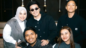 Atta Halilintar dan Aurel Hermasnyah Naik Haji, Aaliyah Massaid Punya Tugas Baru