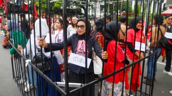 Buruh Perempuan saat menggelar aksi memperingati Hari Perempuan Internasional di Patung Kuda, Jakarta, Jumat (8/3/2024). [Suara.com/Alfian Winanto]