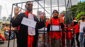 Buruh Perempuan saat menggelar aksi memperingati Hari Perempuan Internasional di Patung Kuda, Jakarta, Jumat (8/3/2024). [Suara.com/Alfian Winanto]