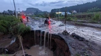 Kondisi Jalan Terusan Teuku Cik Ditiro Kemiling Nyaris Ambles, Ini Kata Plt Camat