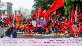 Buruh Perempuan saat menggelar aksi memperingati Hari Perempuan Internasional di Patung Kuda, Jakarta, Jumat (8/3/2024). [Suara.com/Alfian Winanto]