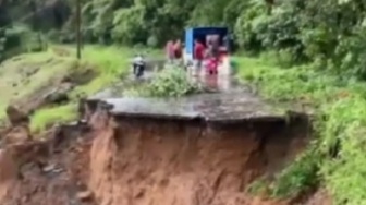 Jalan Provinsi di Pasaman Barat Terban Usai Diterjang Longsor, Lalu Lintas Simpang Empat-Talu Putus Total