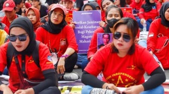 Buruh Perempuan saat menggelar aksi memperingati Hari Perempuan Internasional di Patung Kuda, Jakarta, Jumat (8/3/2024). [Suara.com/Alfian Winanto]