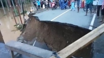 Jalan Lintas Sumbar-Bengkulu Putus Total, Jembatan Ambruk di Pesisir Selatan