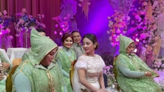 Busana Ibu Dewi Perssik di Acara Lamaran Depe dan Rully Jadi Gunjingan: Kayak Jas Hujan